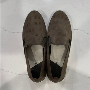 Sperry Women’s Green Slip-On Loafers. Size 9
